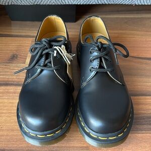 Dr. Martens Black Smooth Oxfords 1461 Women’s size 6 NWT